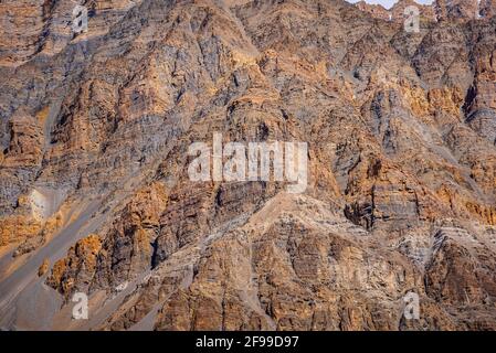 Konische felsige Gebirgsformation Landschaft im Himalaya des spiti Valley, Himachal Pradesh, Indien. Stockfoto