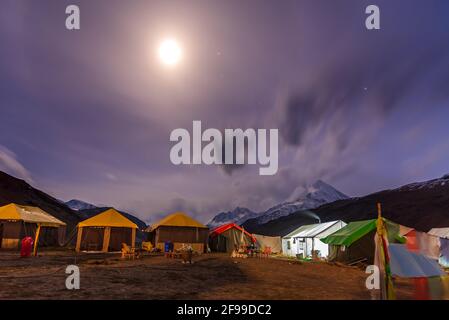 Blick auf das Chandrataal Camp im Spiti Valley, Himachal Pradesh, Indien. Stockfoto