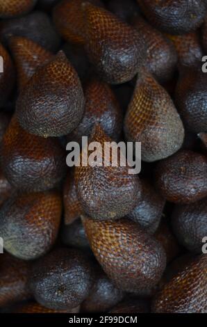 Eine Sammlung von reifen Zalacca-Früchten, die auf dem Markt zu sehen sind. Stockfoto