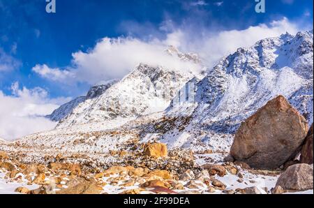 Schneebedeckte wunderschöne Landschaft des Chandra Flusstals in Spiti im Winter. Spiti bedeutet 'das mittlere Land' ist eine kalte Bergtal-Lage der Wüste Stockfoto