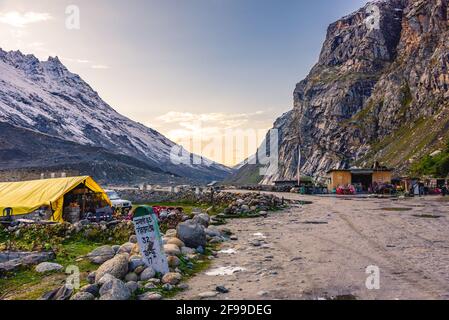 Chhatru ist ein vielseitiger Straßenrestaurant, der sich in der Mitte von Rohtang La am Manali-Kaza Highway befindet. Touristen, die nach Rohtang reisen, halten oft hier, um zu essen. Stockfoto