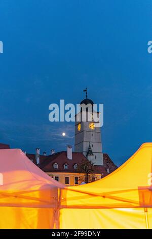 Kleiner Platz mit rathausturm in Herrmannstadt (Sibiu), Rumänien Stockfoto