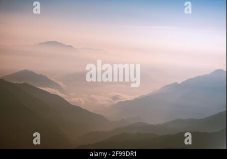 Blick auf den Himalaya bei Sonnenaufgang in Binsar, einer Bergstation im Almora-Distrikt, Uttarakhand, Indien. Stockfoto