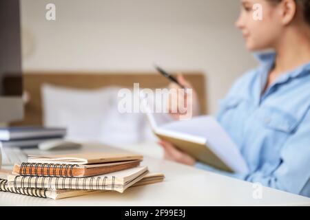 Studentin, die zu Hause online studiert, konzentriert sich auf Notebooks Stockfoto