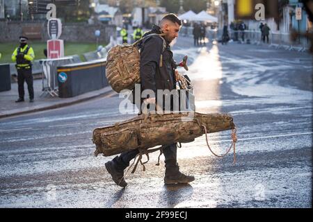 Windsor, Großbritannien. April 2021. Ein Polizist mit einem Waffentasche kommt vor der Beerdigung von Prinz Philip, dem Herzog von York, in Windsor, in den Bundesstaat Bek. An. Prinz Philip, die Gemahlin der längsten regierenden englischen Monarchin der Geschichte, Königin Elizabeth II., starb am 9. April 2021, zwei Monate vor seinem 100. Geburtstag. Bildnachweis: Ben Cawthra/Sipa USA **KEINE Verkäufe in Großbritannien** Bildnachweis: SIPA USA/Alamy Live News Stockfoto