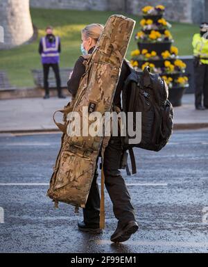 Windsor, Großbritannien. April 2021. Ein Polizist mit einem Waffentasche kommt vor der Beerdigung von Prinz Philip, dem Herzog von York, in Windsor, in den Bundesstaat Bek. An. Prinz Philip, die Gemahlin der längsten regierenden englischen Monarchin der Geschichte, Königin Elizabeth II., starb am 9. April 2021, zwei Monate vor seinem 100. Geburtstag. Bildnachweis: Ben Cawthra/Sipa USA **KEINE Verkäufe in Großbritannien** Bildnachweis: SIPA USA/Alamy Live News Stockfoto