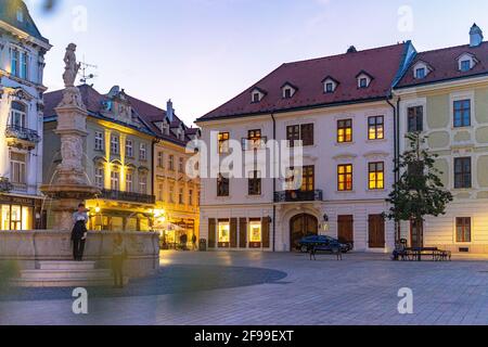 Roland-Brunnen auf dem Hauptplatz in Bratislava, Slowakei Stockfoto