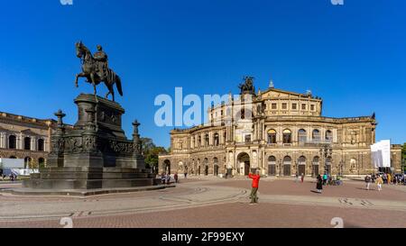 Touristenfotos das König-Johann-Denkmal vor der Semperoper, Dresden, Sachsen, Deutschland Stockfoto