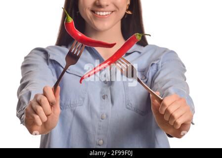 Schöne junge Frau mit Chilischoten auf weißem Hintergrund Stockfoto