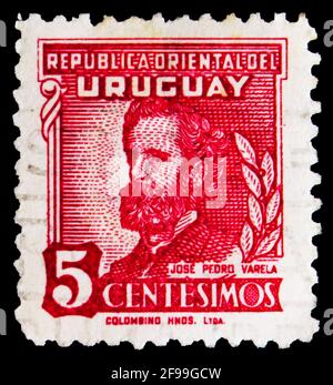 MOSKAU, RUSSLAND - 4. NOVEMBER 2019: Die in Uruguay gedruckte Briefmarke zeigt Jose Pedro Varela, Personalities Serie, um 1945 Stockfoto