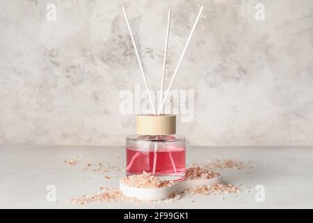 Reed-Diffusor auf hellem Hintergrund Stockfoto