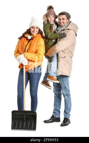 Familie mit Schaufel zum Entfernen von Schnee auf weißem Hintergrund Stockfoto