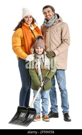 Familie mit Schaufel zum Entfernen von Schnee auf weißem Hintergrund Stockfoto