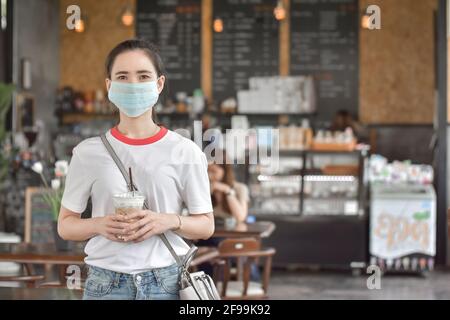 Asiatische Frauen tragen Gesichtsmaske im Café, asiatische Frauen tragen Maske schützen Coronavirus covid19 Stockfoto