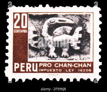 MOSKAU, RUSSLAND - 4. NOVEMBER 2019: Die in Peru gedruckte Briefmarke zeigt Pelican, Aufsteuer für die Chan-Chan Ruins Restoration Serie, um 1967 Stockfoto