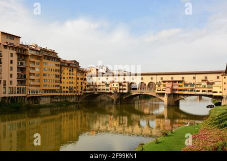 Italien, Florenz, die Ponte Vecchio ist sowohl Brücke, Fußgängerzone und Einkaufshalle, es stammt aus dem 14. Jahrhundert, es überquert den Arno. Stockfoto