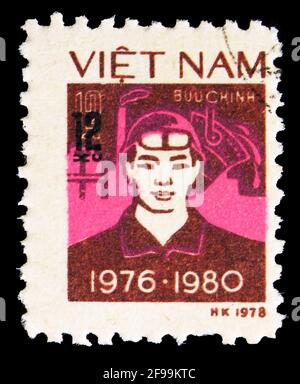 MOSKAU, RUSSLAND - 4. NOVEMBER 2019: Die in Vietnam gedruckte Briefmarke zeigt die Serie Worker, Fünfjahresplan (1976 - 1980), um 1979 Stockfoto