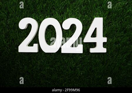 2024 Happy New Year Flat lag auf grünem Kunstrasen Stockfoto