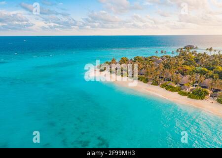 Luftbild des wunderschönen tropischen Paradieses auf der Insel. Urlaubskonzept für Sommerreisen. Luftdrohnenansicht von Strandpalmen mit türkisfarbenem Meer Stockfoto