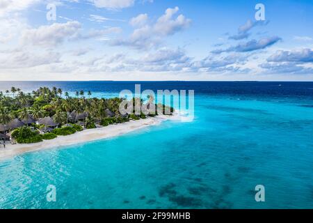 Luftbild des wunderschönen tropischen Paradieses auf der Insel. Urlaubskonzept für Sommerreisen. Luftdrohnenansicht von Strandpalmen mit türkisfarbenem Meer Stockfoto