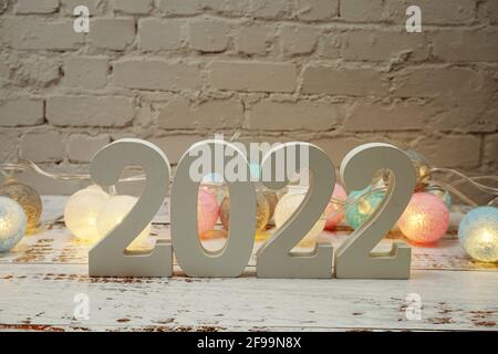 Happy New Year 2022 festlicher Hintergrund mit Raum auf hölzernem Hintergrund Stockfoto