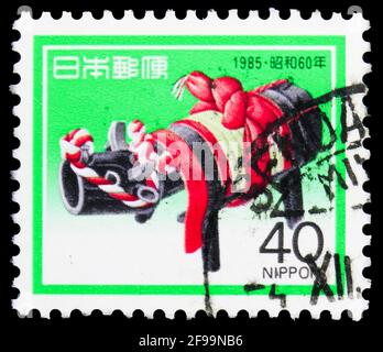 MOSKAU, RUSSLAND - 4. NOVEMBER 2019: In Japan gedruckte Briefmarke zeigt Spielzeug-Ochse aus Bambus, Neujahrsgrüße 1985 - Jahr der Oxe-Serie, 40 - Stockfoto