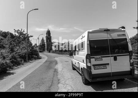 Wohnmobil / Van „Vantourer Black and White“ vor Spektakuläre Umgebung der Natur Stockfoto