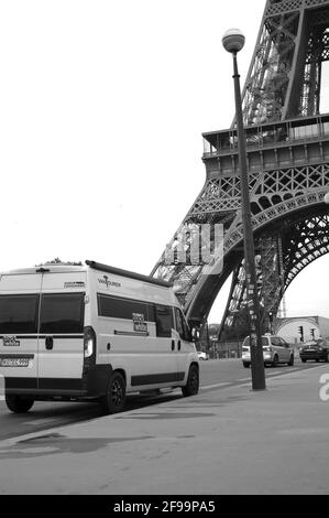 Wohnmobil / Van „Vantourer Black and White“ vor dem Eiffelturm, Paris, Frankreich Stockfoto