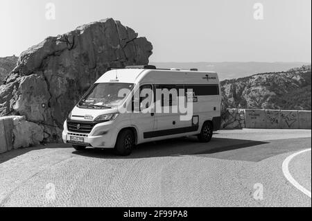 Wohnmobil / Van „Vantourer Black and White“ vor Spektakuläre Umgebung der Natur Stockfoto
