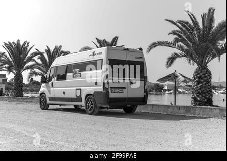 Wohnmobil / Van 'Vantourer Black and White' vor spektakulärer Umgebung in Sukosan, Kroatien Stockfoto
