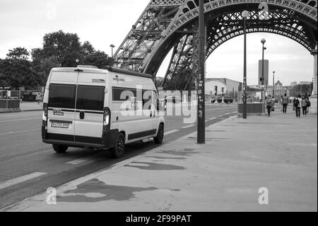 Wohnmobil / Van „Vantourer Black and White“ vor dem Eiffelturm, Paris, Frankreich Stockfoto