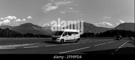 Wohnmobil / Van „Vantourer Black and White“ vor Spektakuläre Umgebung irgendwo in Österreich Stockfoto