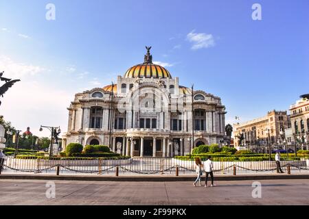 Blick auf den Palacio de Bellas Artes oder den Palast der Schönen Künste, ein berühmtes Theater, Museum und Musikhaus in Mexiko-Stadt, das während der Coronavirus-Auszeit geschlossen wurde Stockfoto