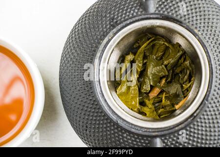 Kräutertee, Teekannen und Tasse aus Eisen, traditioneller chinesischer Tee Stockfoto