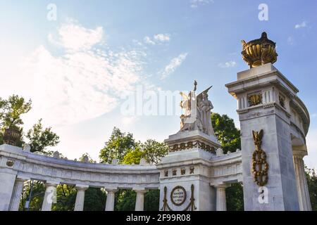 Das Denkmal für Benito Juarez befindet sich im Alameda Central Park in Mexiko-Stadt und erinnert an den mexikanischen Präsidenten Benito Juárez, der während der Coronav geschlossen wurde Stockfoto