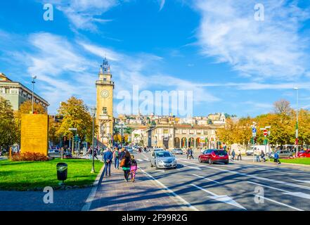 BERGAMO, ITALIEN, 2. NOVEMBER 2014: In Bergamo, Italien, laufen die Menschen in Richtung torre dei caduti Stockfoto