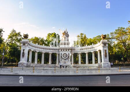 Das Denkmal für Benito Juarez befindet sich im Alameda Central Park in Mexiko-Stadt und erinnert an den mexikanischen Präsidenten Benito Juárez, der während der Coronav geschlossen wurde Stockfoto