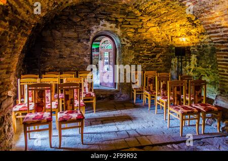 ASENOVGRAD, BULGARIEN, 1. AUGUST 2014: Das Innere der Kirche der Heiligen Mutter Gottes in der Festung Asen auf dem Rhodopen-Berg, Asenovgrad, Stockfoto