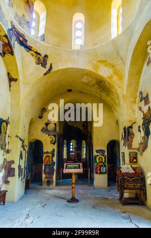 ASENOVGRAD, BULGARIEN, 1. AUGUST 2014: Das Innere der Kirche der Heiligen Mutter Gottes in der Festung Asen auf dem Rhodopen-Berg, Asenovgrad, Stockfoto