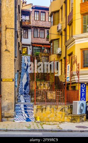 VELIKO TARNOVO, BULGARIEN, 10. AUGUST 2014: Blick auf eine bunte Straße der Stadt Veliko Tarnovo in Bulgarien Stockfoto