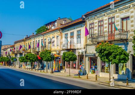 VELIKO TARNOVO, BULGARIEN, 10. AUGUST 2014: Die Menschen schlendern durch die Straßen der bulgarischen Stadt Veliko Tarnovo Stockfoto