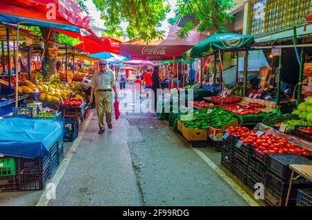 VELIKO TARNOVO, BULGARIEN, 10. AUGUST 2014: In der bulgarischen Stadt Veliko Tarnovo schlendern die Menschen durch einen Markt Stockfoto