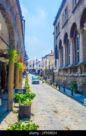 VELIKO TARNOVO, BULGARIEN, 10. AUGUST 2014: Die Menschen schlendern durch die Straßen der bulgarischen Stadt Veliko Tarnovo Stockfoto