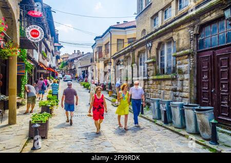 VELIKO TARNOVO, BULGARIEN, 10. AUGUST 2014: Die Menschen schlendern durch die Straßen der bulgarischen Stadt Veliko Tarnovo Stockfoto