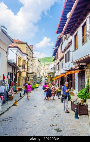 VELIKO TARNOVO, BULGARIEN, 10. AUGUST 2014: Die Menschen schlendern durch die Straßen der bulgarischen Stadt Veliko Tarnovo Stockfoto