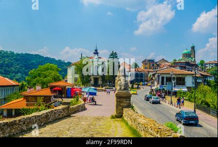 VELIKO TARNOVO, BULGARIEN, 10. AUGUST 2014: Von der Festung Tsarevets aus wandern die Menschen in Richtung Stadtzentrum von Veliko Tarnovo Stockfoto