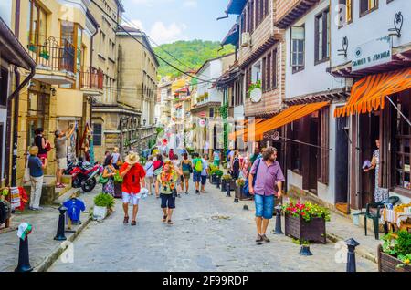 VELIKO TARNOVO, BULGARIEN, 10. AUGUST 2014: Die Menschen schlendern durch die Straßen der bulgarischen Stadt Veliko Tarnovo Stockfoto