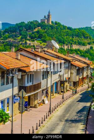 VELIKO TARNOVO, BULGARIEN, 10. AUGUST 2014: Luftaufnahme von Veliko Tarnovo, dominiert von der Festung Tsarevets Stockfoto