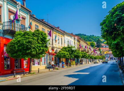 VELIKO TARNOVO, BULGARIEN, 10. AUGUST 2014: Die Menschen schlendern durch die Straßen der bulgarischen Stadt Veliko Tarnovo Stockfoto