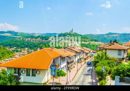 VELIKO TARNOVO, BULGARIEN, 10. AUGUST 2014: Luftaufnahme von Veliko Tarnovo, dominiert von der Festung Tsarevets Stockfoto